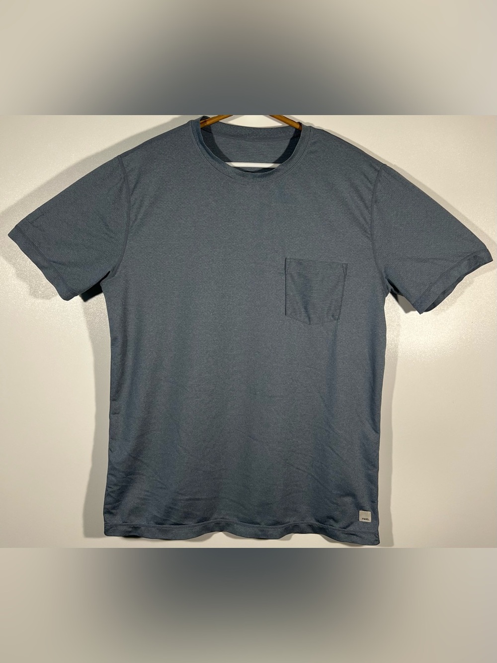 Vuori Men's Tradewind Performance Pocket Tee Shirt Yoga Stretch Sz Medium V109